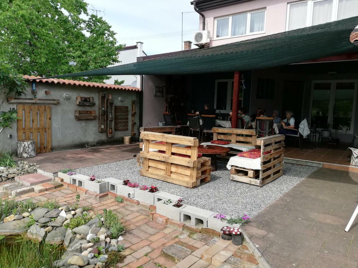 Studio Apartments Korosteljev โอซีเยก ภายนอก รูปภาพ